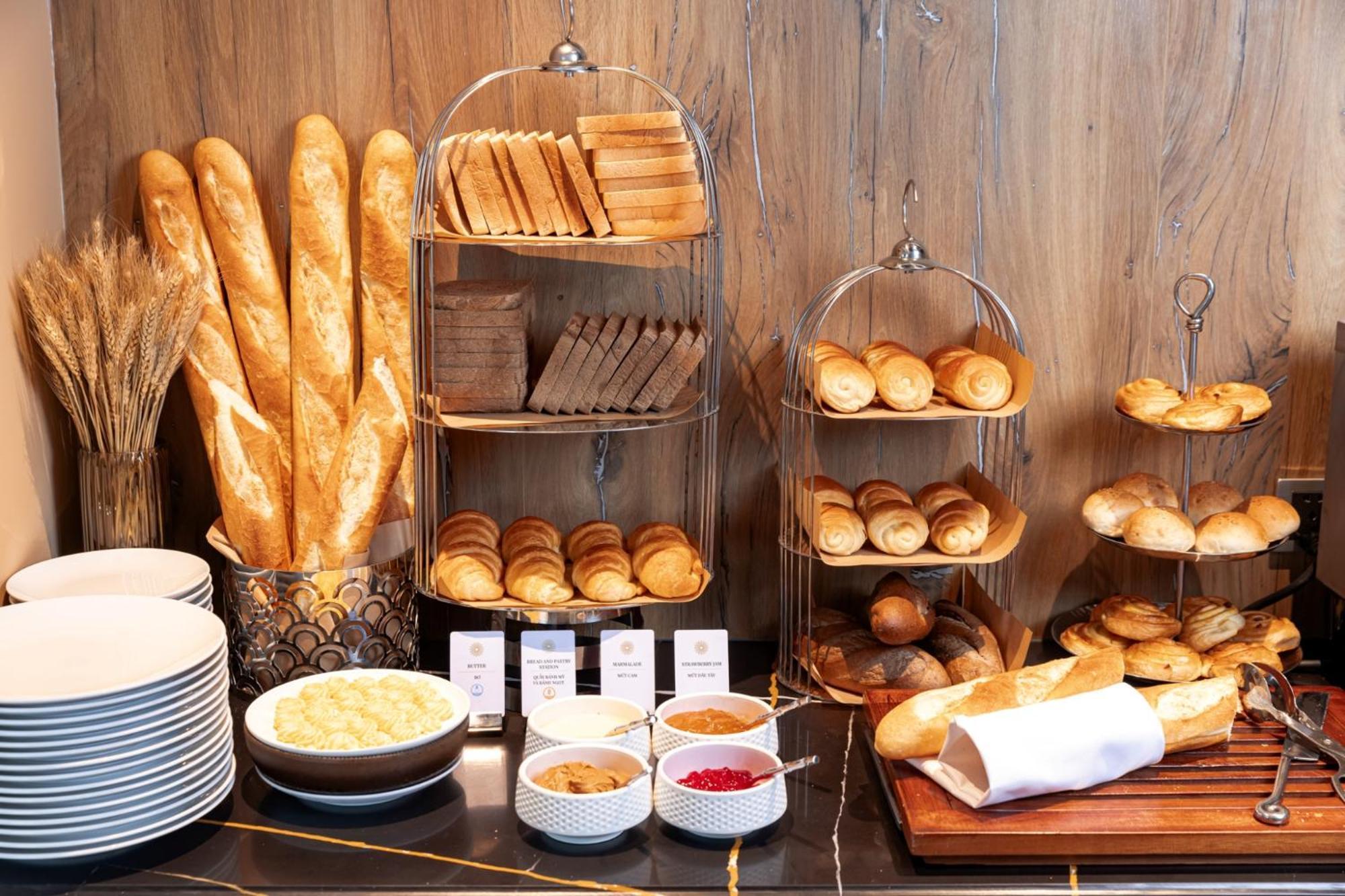 La Siesta Classic Hang Thung Hanoi Luaran gambar A bread station