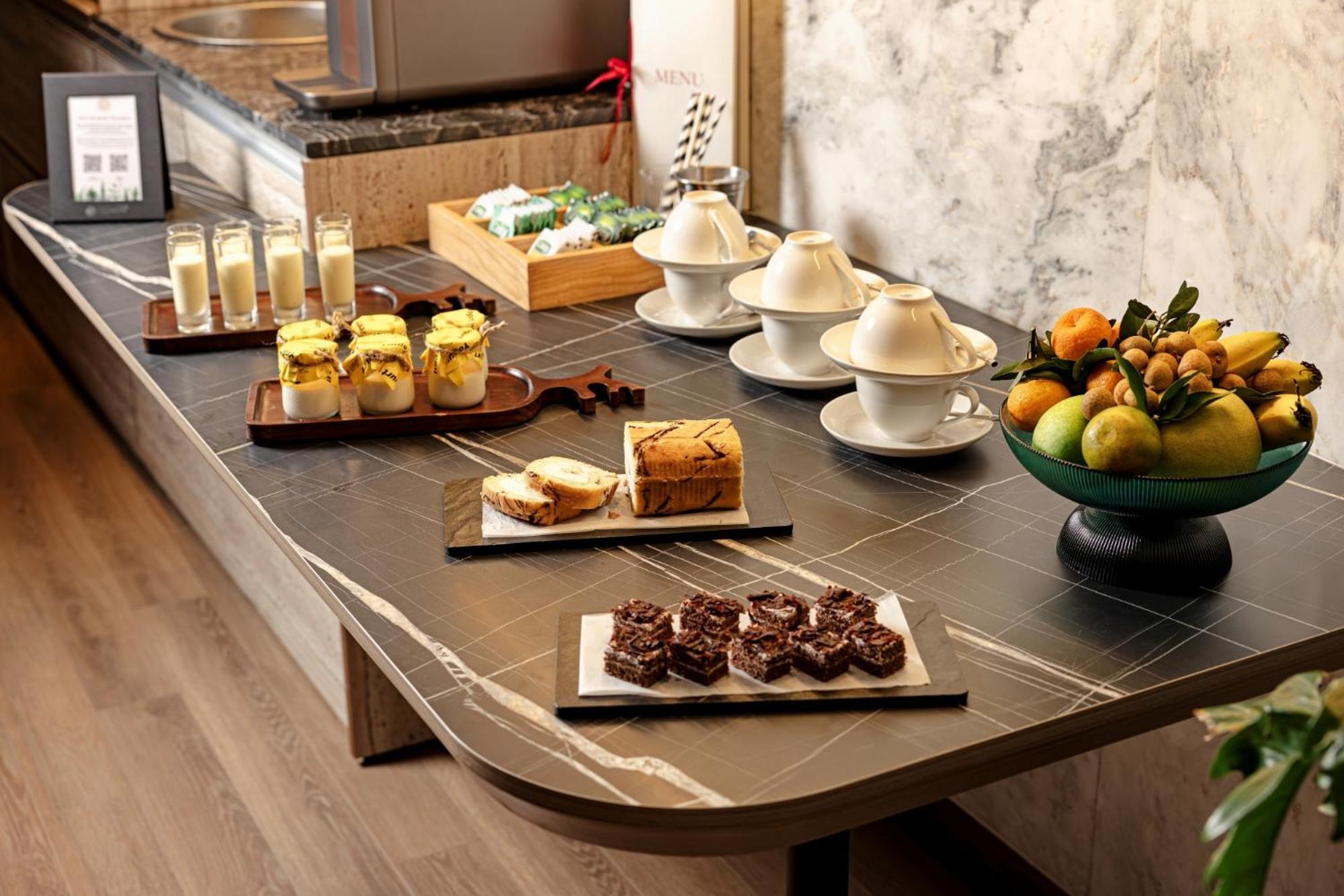 La Siesta Classic Hang Thung Hanoi Luaran gambar A buffet with a selection of desserts